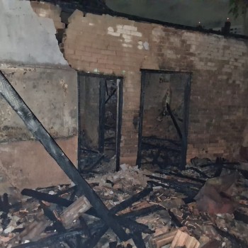 Incêndio atinge casa abandonada na Rua Álvares Machado, em Presidente Prudente
